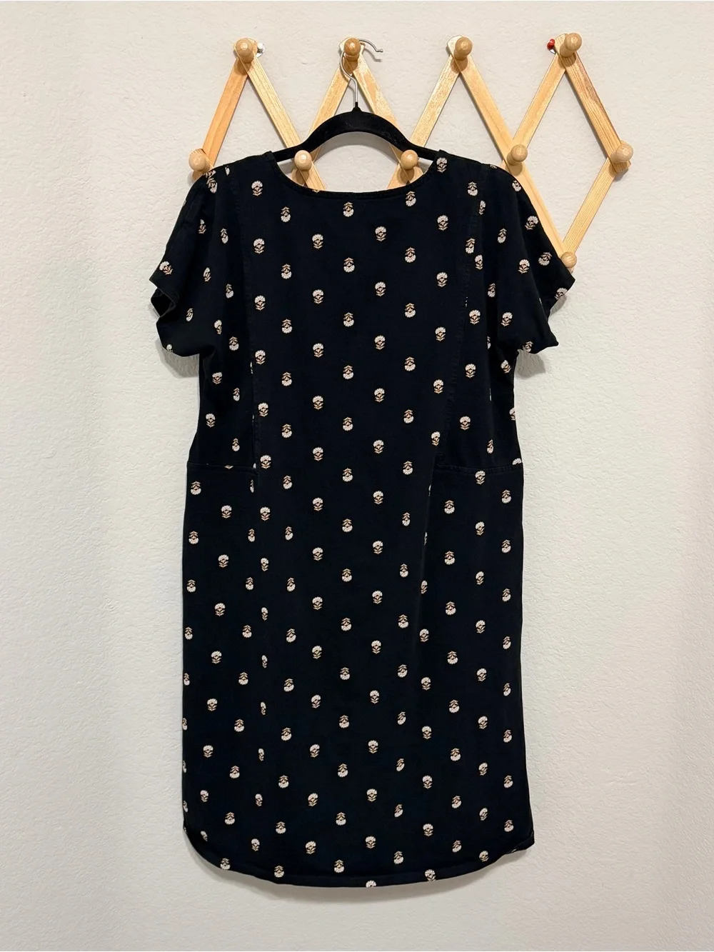 J.jill Pure Jill Soft V Neck T-Shirt Floral 100% Organic Cotton Size Medium